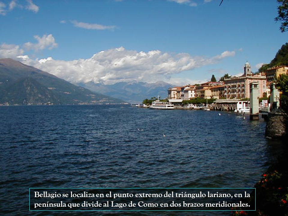 Bellagio se localiza en el punto extremo del triángulo lariano, en la península que divide al Lago de Como en dos brazos meridionales.