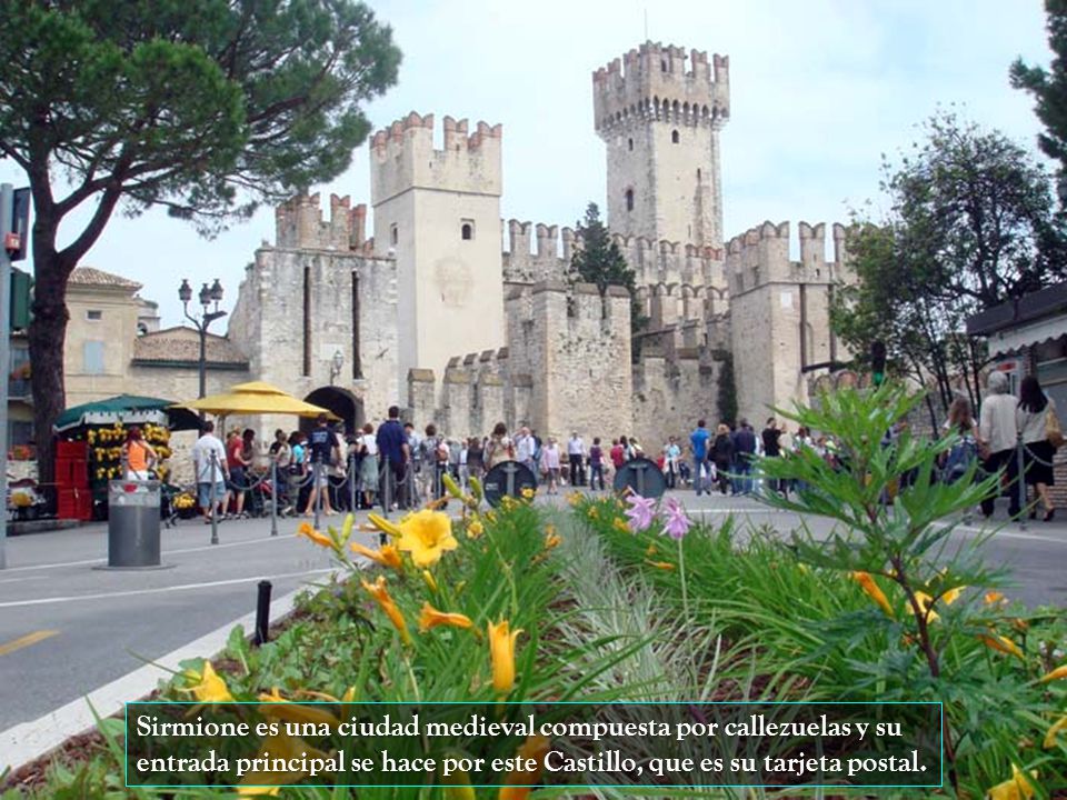 Sirmione es una ciudad medieval compuesta por callezuelas y su entrada principal se hace por este Castillo, que es su tarjeta postal.