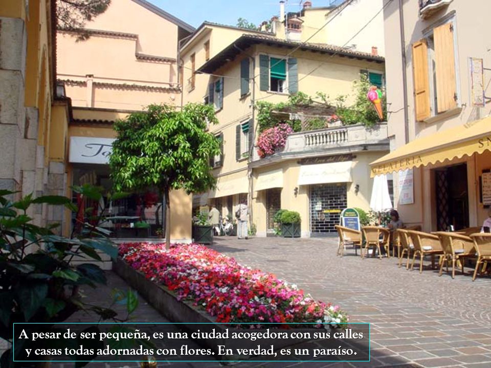 A pesar de ser pequeña, es una ciudad acogedora con sus calles y casas todas adornadas con flores.
