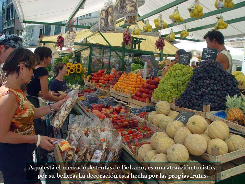 Aquí está el mercado de frutas de Bolzano, es una atracción turística por su belleza.