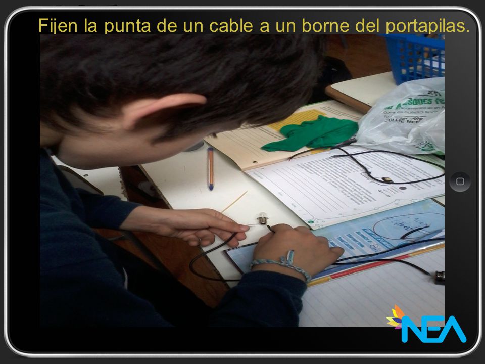 Tomen otro cable y fijen una de sus puntas en el otro borne.
