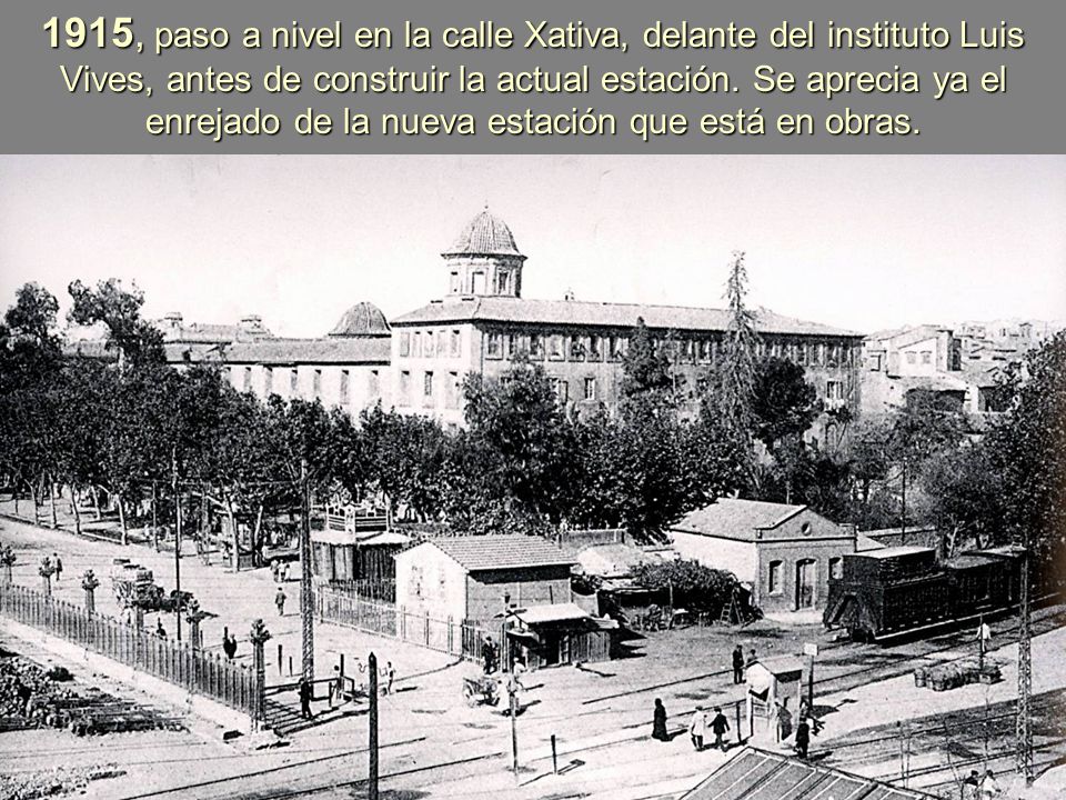 1915, paso a nivel en la calle Xativa, delante del instituto Luis Vives, antes de construir la actual estación.