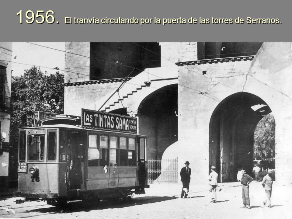 1956. El tranvía circulando por la puerta de las torres de Serranos.