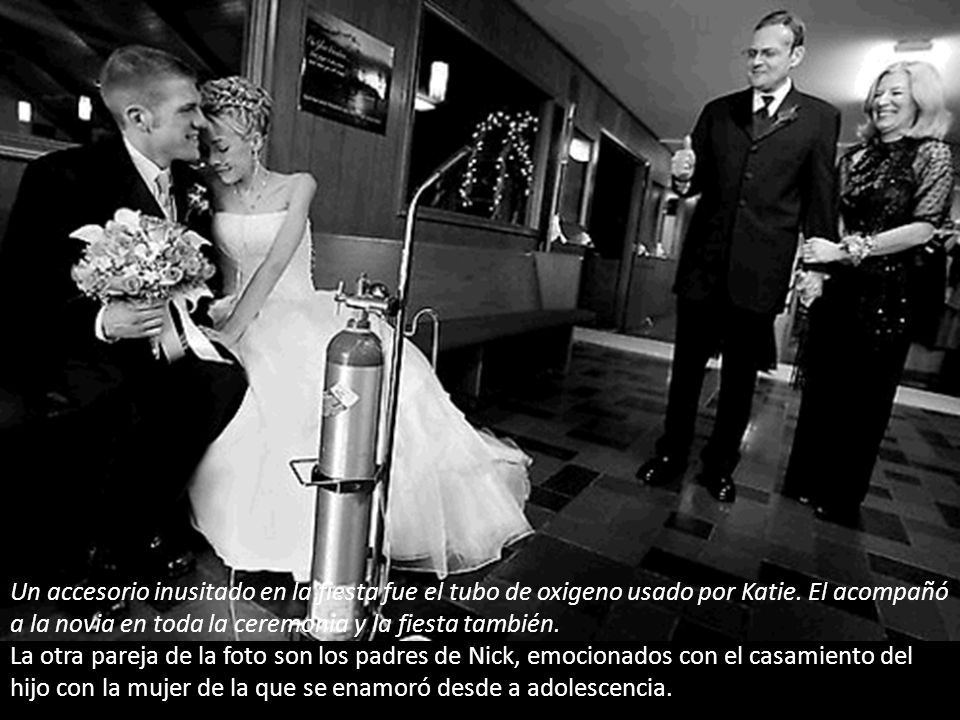 Un accesorio inusitado en la fiesta fue el tubo de oxigeno usado por Katie.