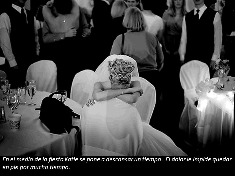 En el medio de la fiesta Katie se pone a descansar un tiempo