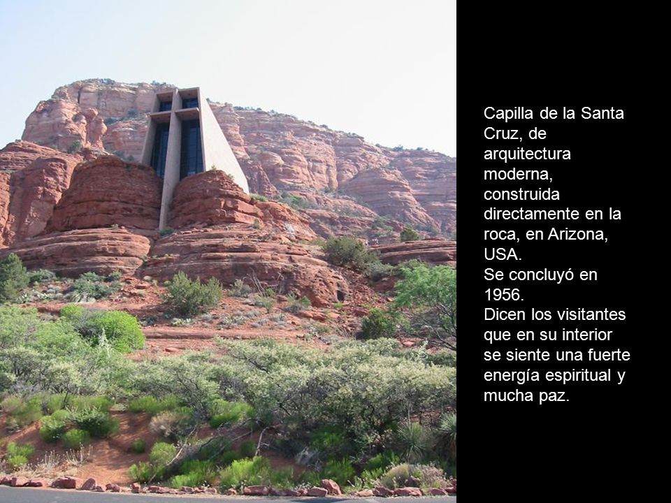 Capilla de la Santa Cruz, de arquitectura moderna, construida directamente en la roca, en Arizona, USA.