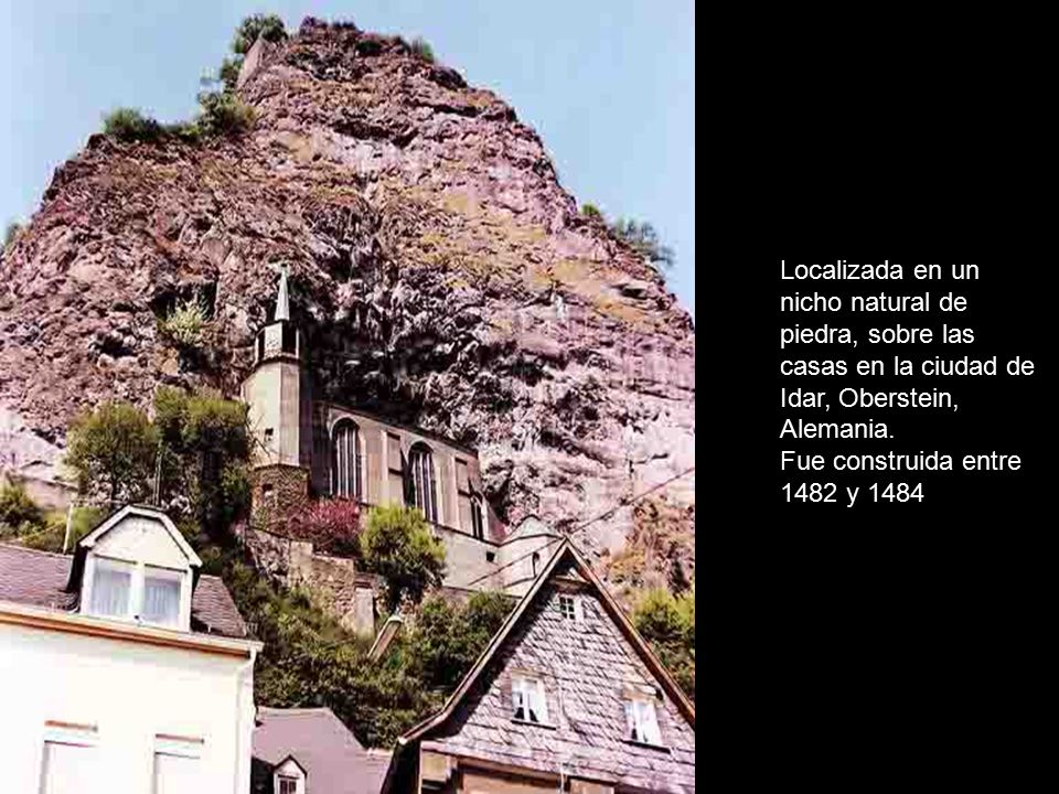 Localizada en un nicho natural de piedra, sobre las casas en la ciudad de Idar, Oberstein, Alemania.