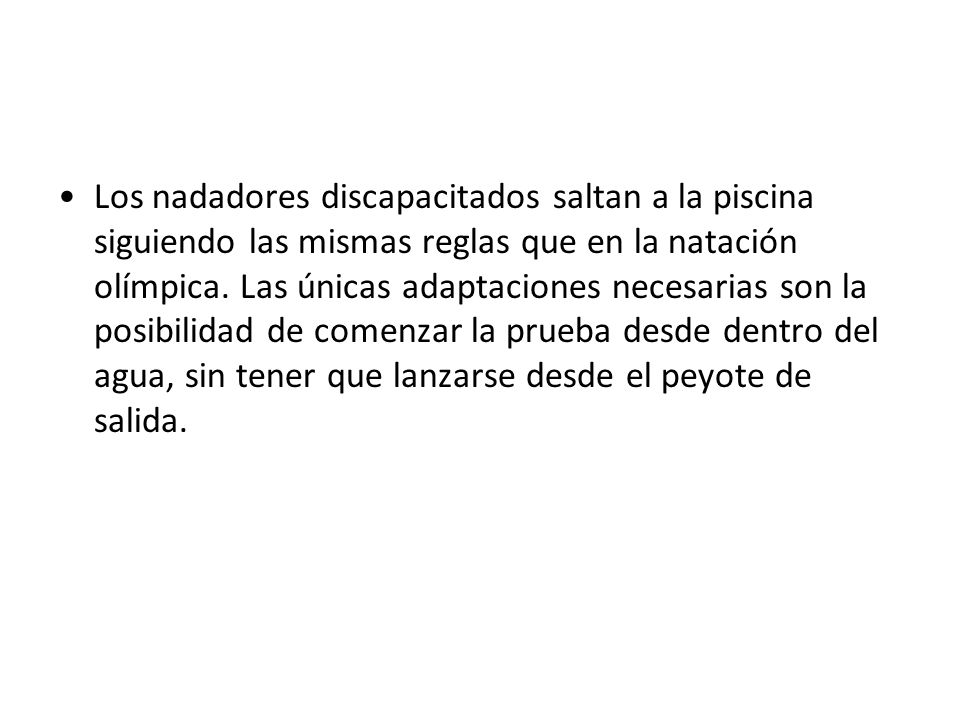 Los nadadores discapacitados saltan a la piscina siguiendo las mismas reglas que en la natación olímpica.