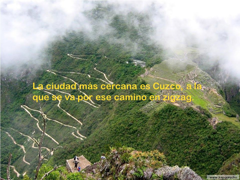 La ciudad más cercana es Cuzco, a la que se va por ese camino en zigzag.