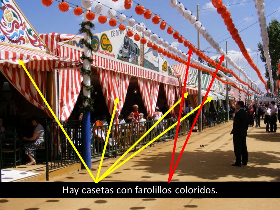 Hay casetas con farolillos coloridos.