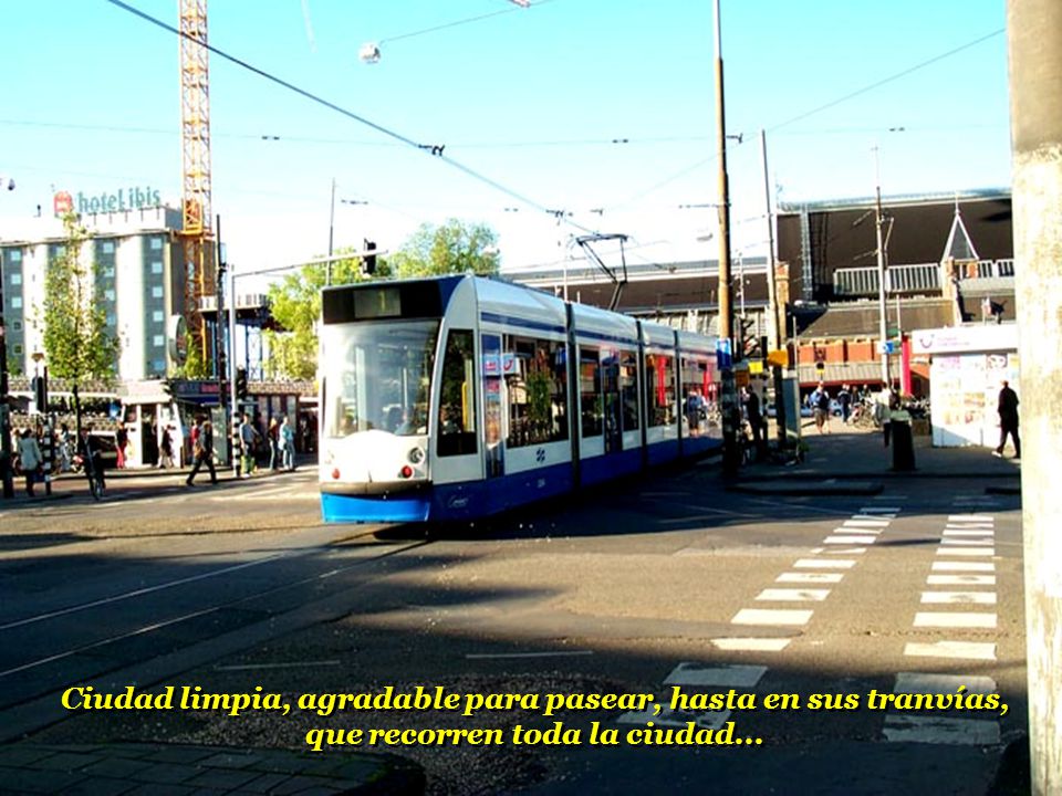 Ciudad limpia, agradable para pasear, hasta en sus tranvías, que recorren toda la ciudad...