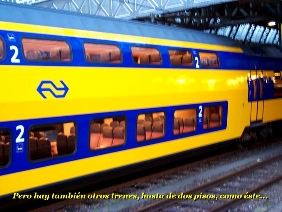 Pero hay también otros trenes, hasta de dos pisos, como éste...