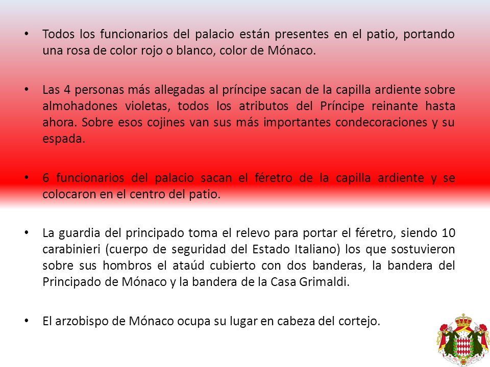 Todos los funcionarios del palacio están presentes en el patio, portando una rosa de color rojo o blanco, color de Mónaco.