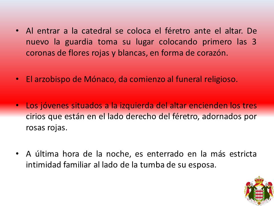 Al entrar a la catedral se coloca el féretro ante el altar