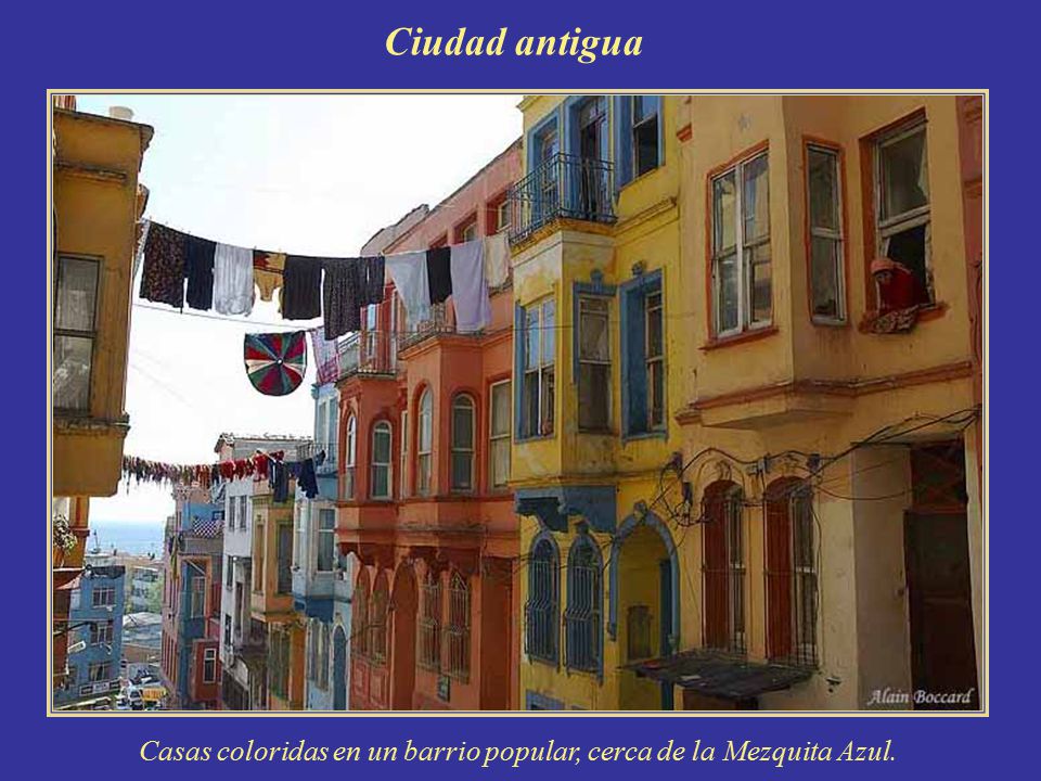 Casas coloridas en un barrio popular, cerca de la Mezquita Azul.