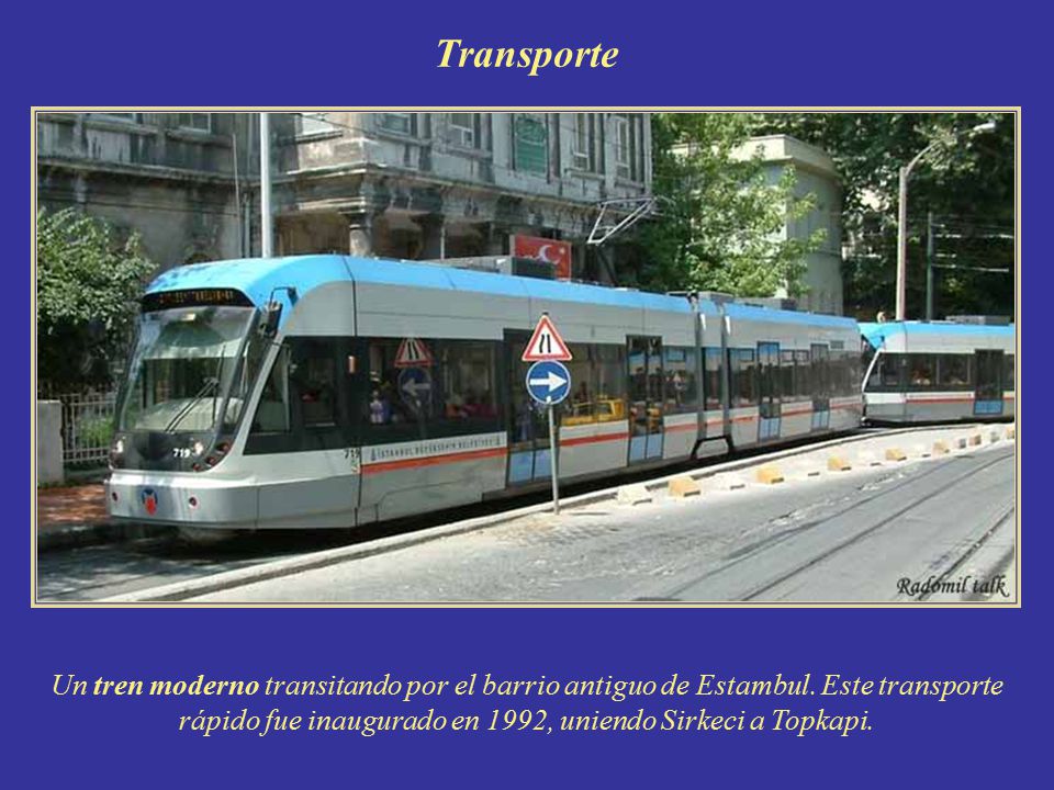 Transporte Un tren moderno transitando por el barrio antiguo de Estambul.