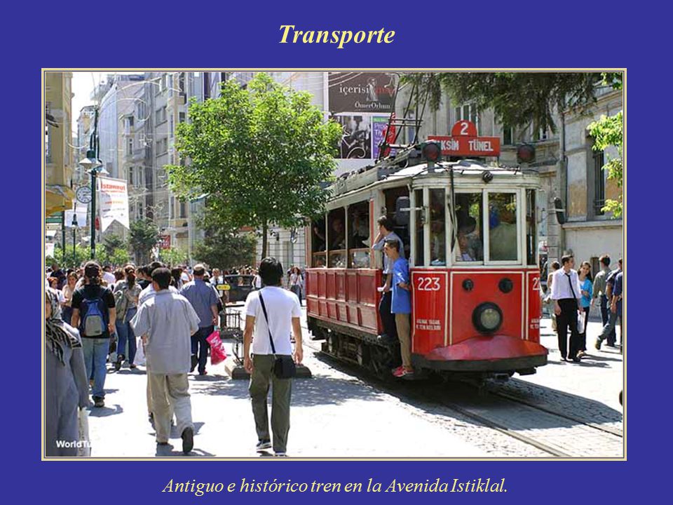 Antiguo e histórico tren en la Avenida Istiklal.