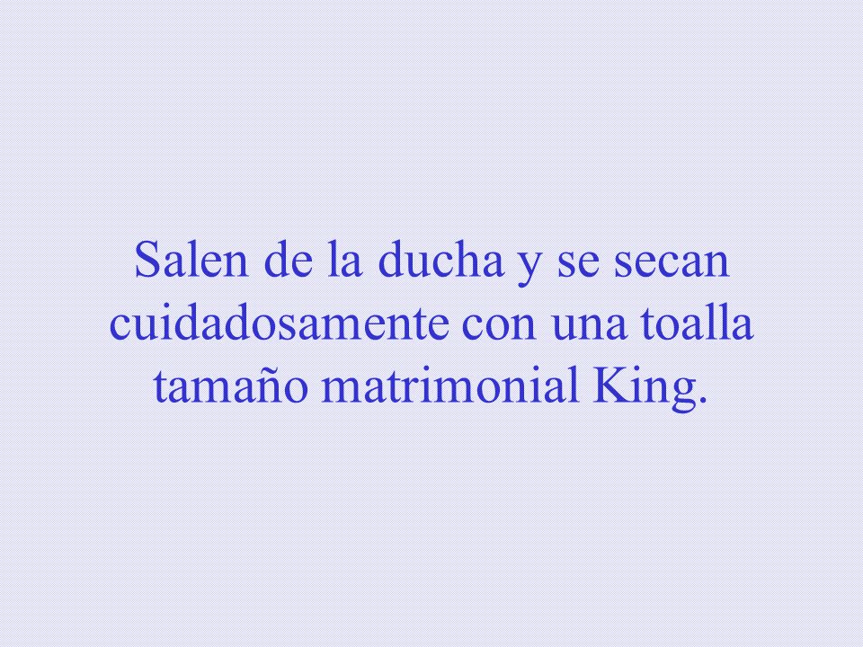 Salen de la ducha y se secan cuidadosamente con una toalla tamaño matrimonial King.