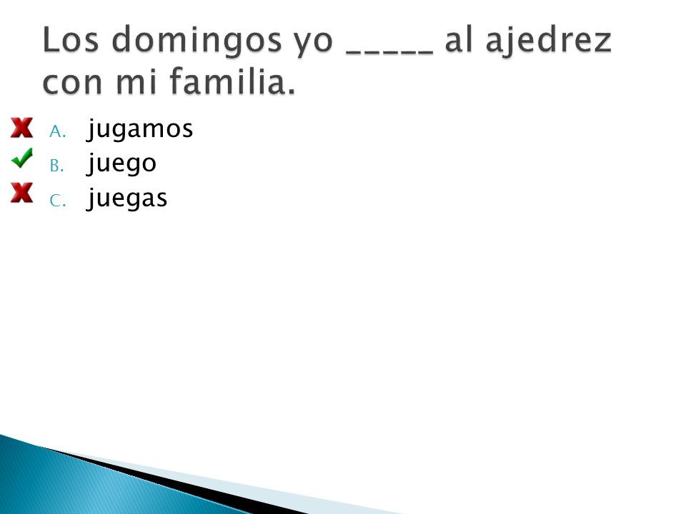 Los domingos yo _____ al ajedrez con mi familia.