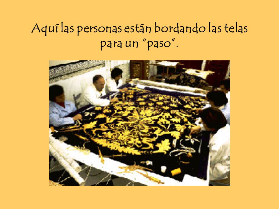 Aquí las personas están bordando las telas para un paso .