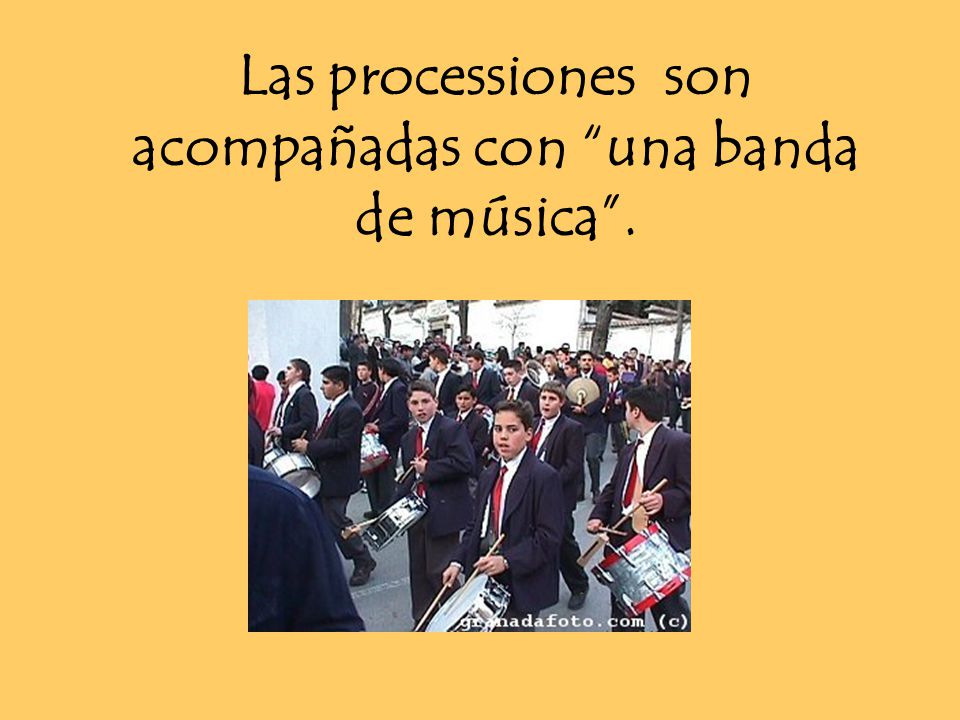 Las processiones son acompañadas con una banda de música .