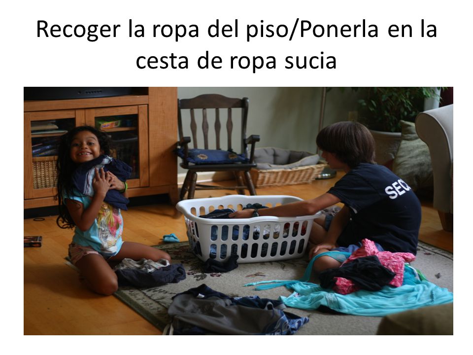 Recoger la ropa del piso/Ponerla en la cesta de ropa sucia