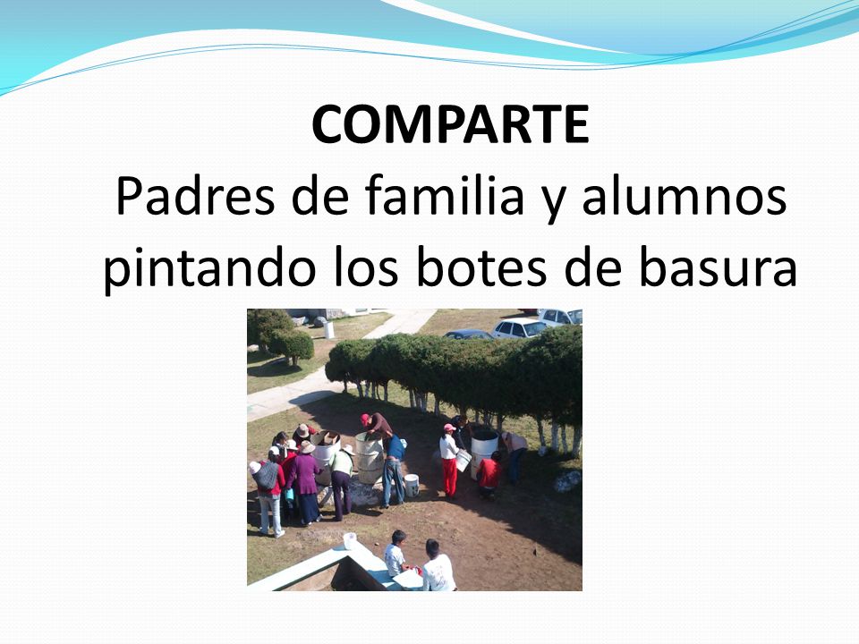 COMPARTE Padres de familia y alumnos pintando los botes de basura