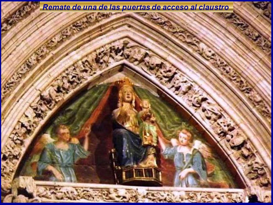 Remate de una de las puertas de acceso al claustro