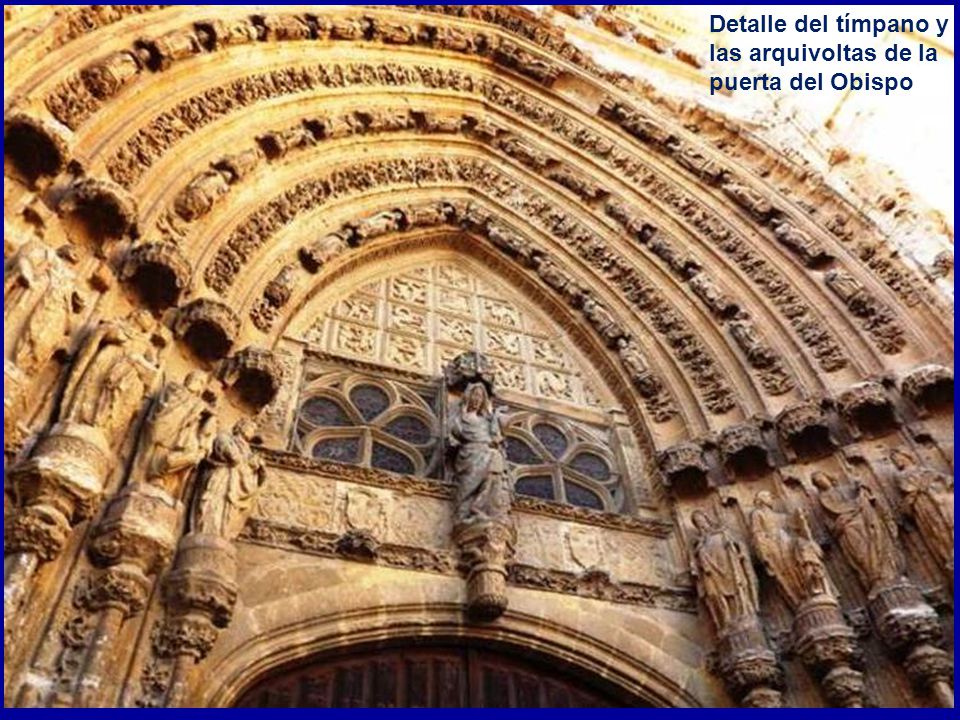 Detalle del tímpano y las arquivoltas de la puerta del Obispo