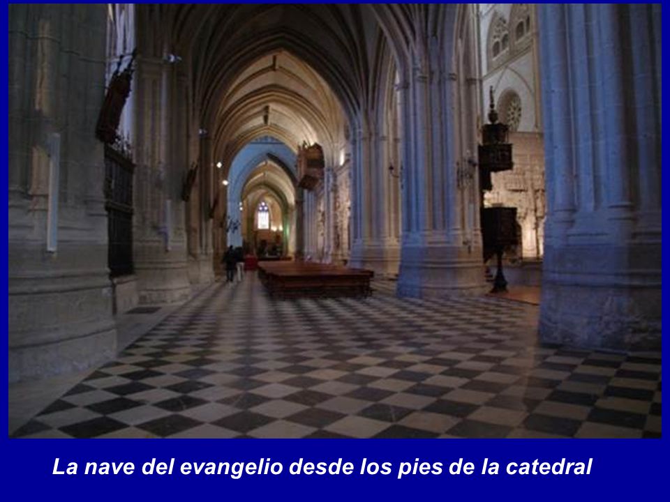 La nave del evangelio desde los pies de la catedral
