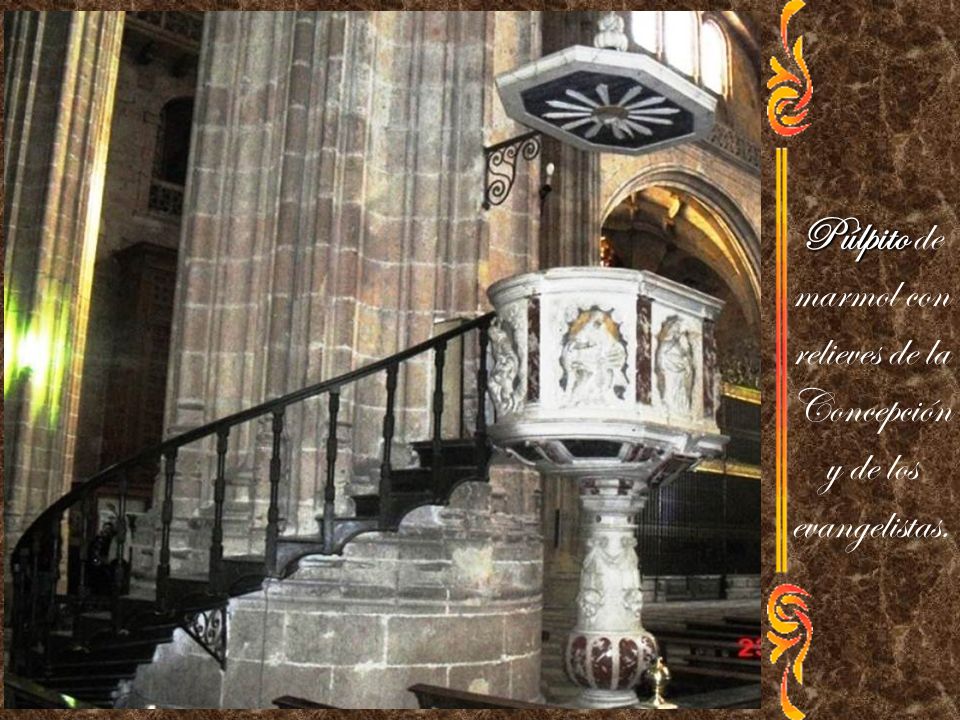 Púlpito de marmol con relieves de la Concepción y de los evangelistas.