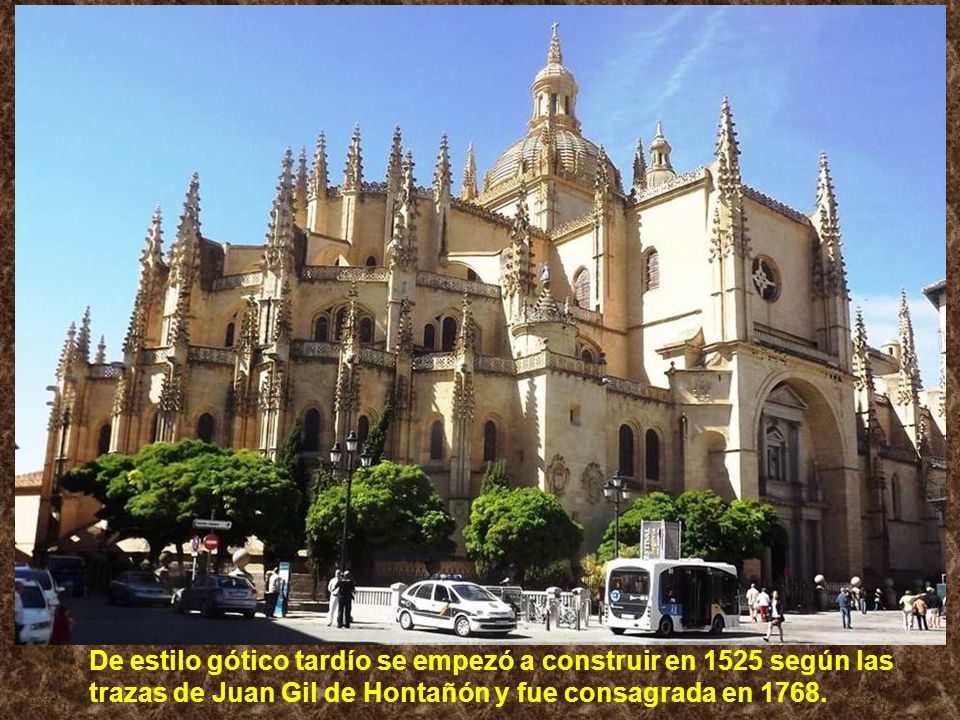 De estilo gótico tardío se empezó a construir en 1525 según las trazas de Juan Gil de Hontañón y fue consagrada en 1768.
