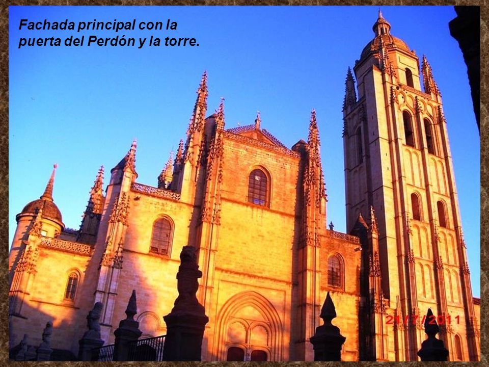 Fachada principal con la puerta del Perdón y la torre.
