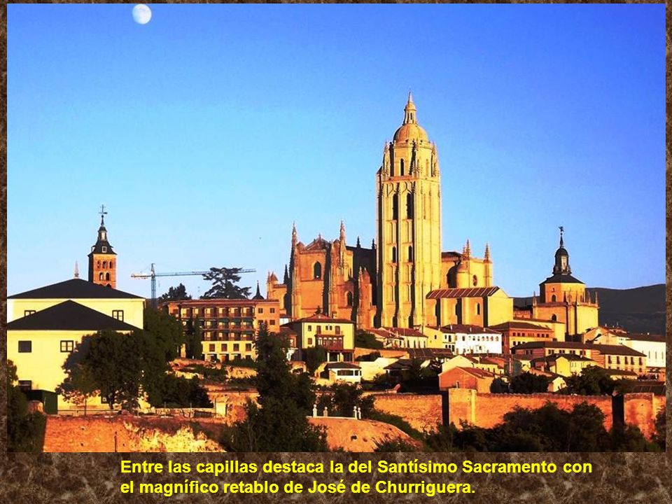 Entre las capillas destaca la del Santísimo Sacramento con el magnífico retablo de José de Churriguera.