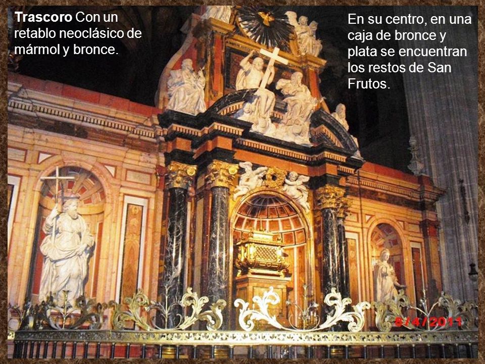Trascoro Con un retablo neoclásico de mármol y bronce.