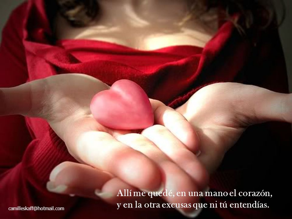 Allí me quedé, en una mano el corazón, y en la otra excusas que ni tú entendías.