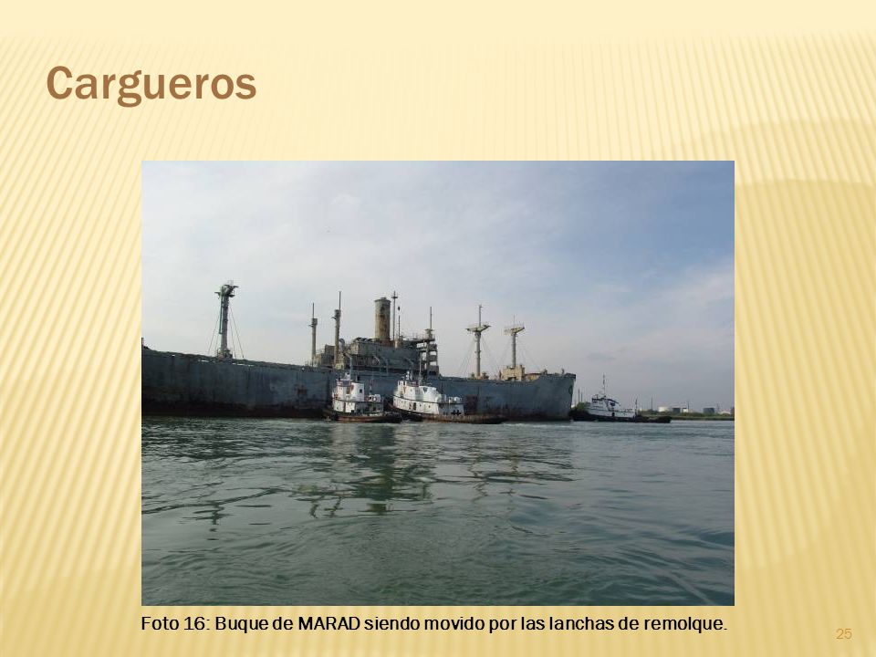 Cargueros Foto 16: Buque de MARAD siendo movido por las lanchas de remolque.