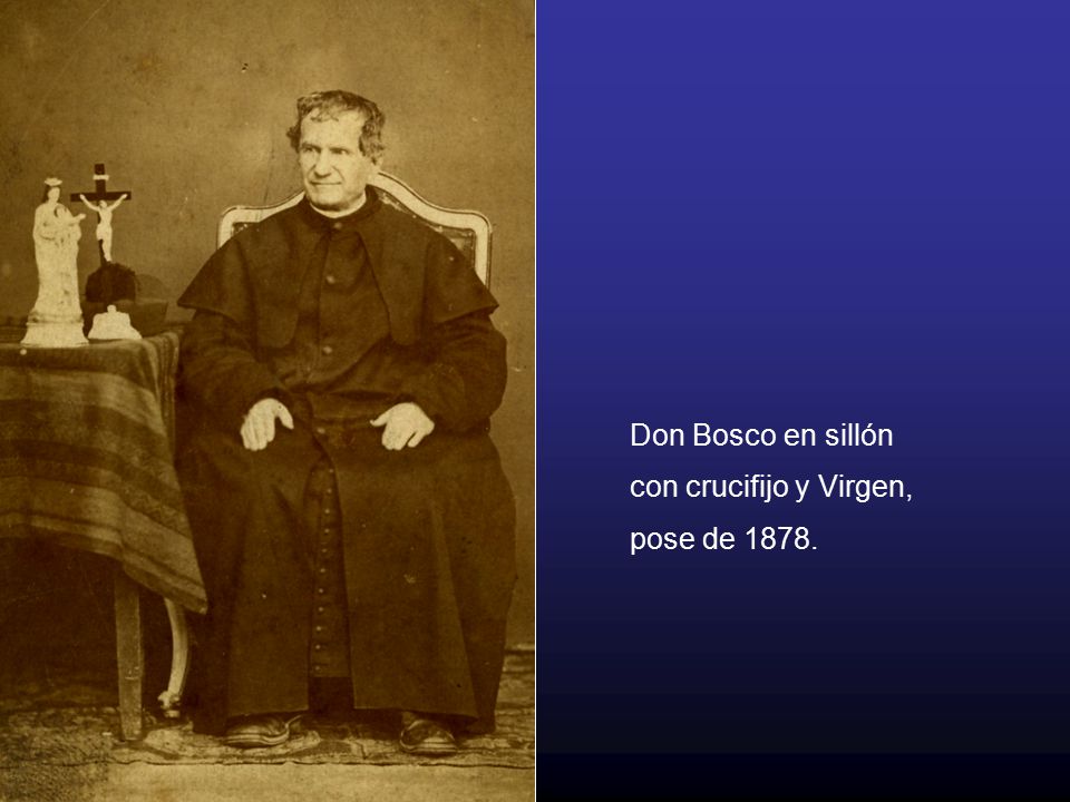 Don Bosco en sillón con crucifijo y Virgen, pose de 1878.