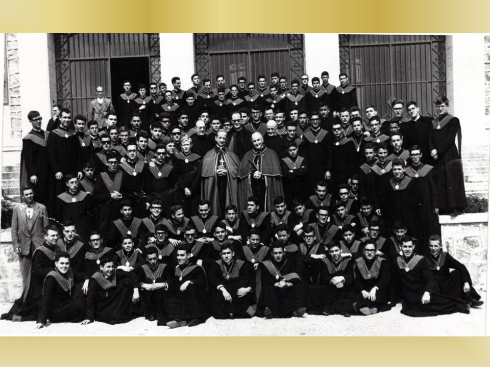 Visita Nuncio año 1965: Foto de todos los seminaristas mayores en el curso En la puerta del Seminario de Cáceres.