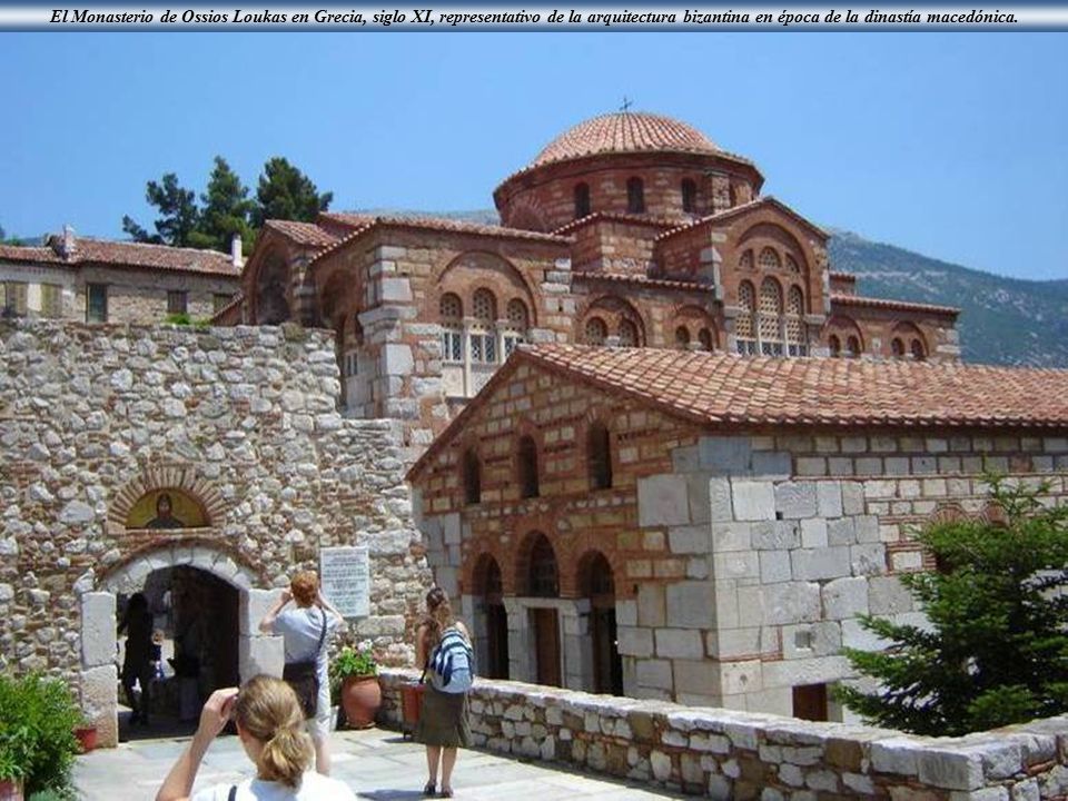 El Monasterio de Ossios Loukas en Grecia, siglo XI, representativo de la arquitectura bizantina en época de la dinastía macedónica.
