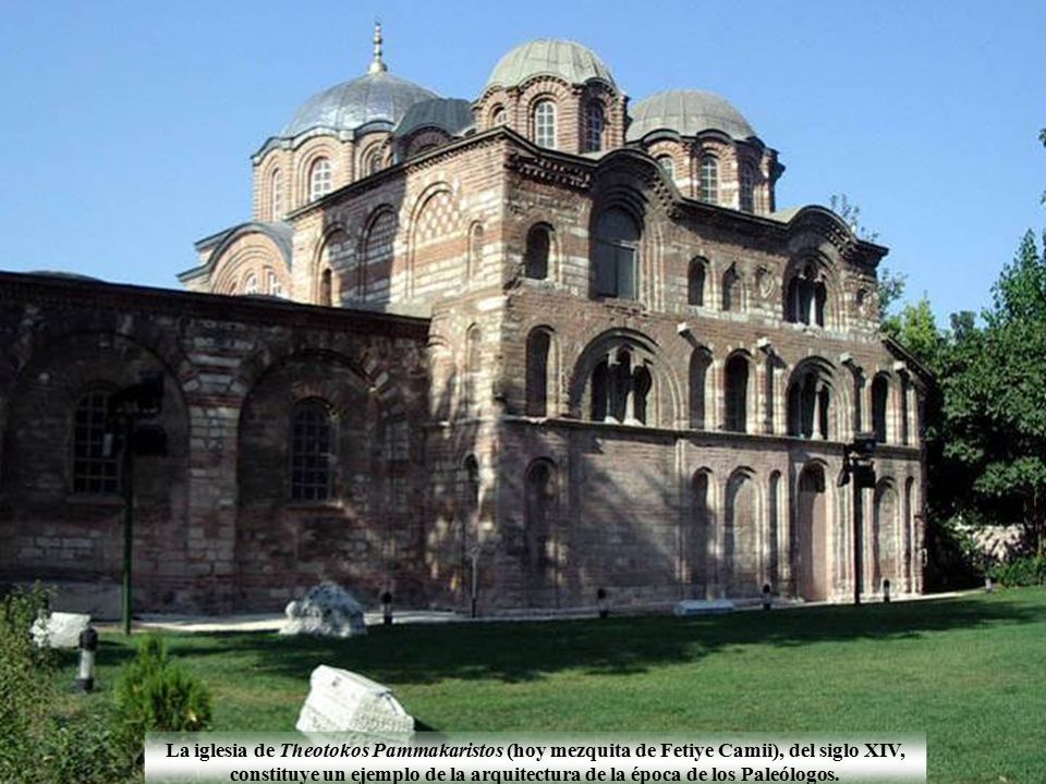 La iglesia de Theotokos Pammakaristos (hoy mezquita de Fetiye Camii), del siglo XIV, constituye un ejemplo de la arquitectura de la época de los Paleólogos.