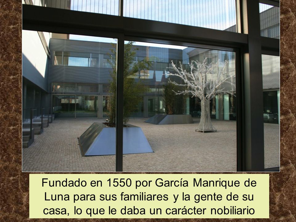 Fundado en 1550 por García Manrique de Luna para sus familiares y la gente de su casa, lo que le daba un carácter nobiliario