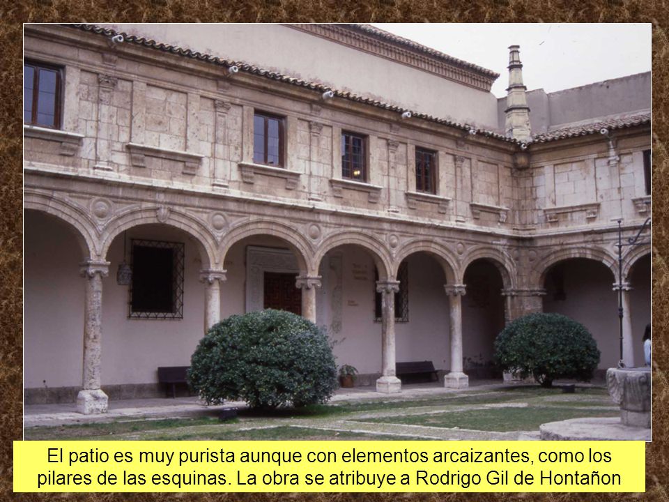 El patio es muy purista aunque con elementos arcaizantes, como los pilares de las esquinas.