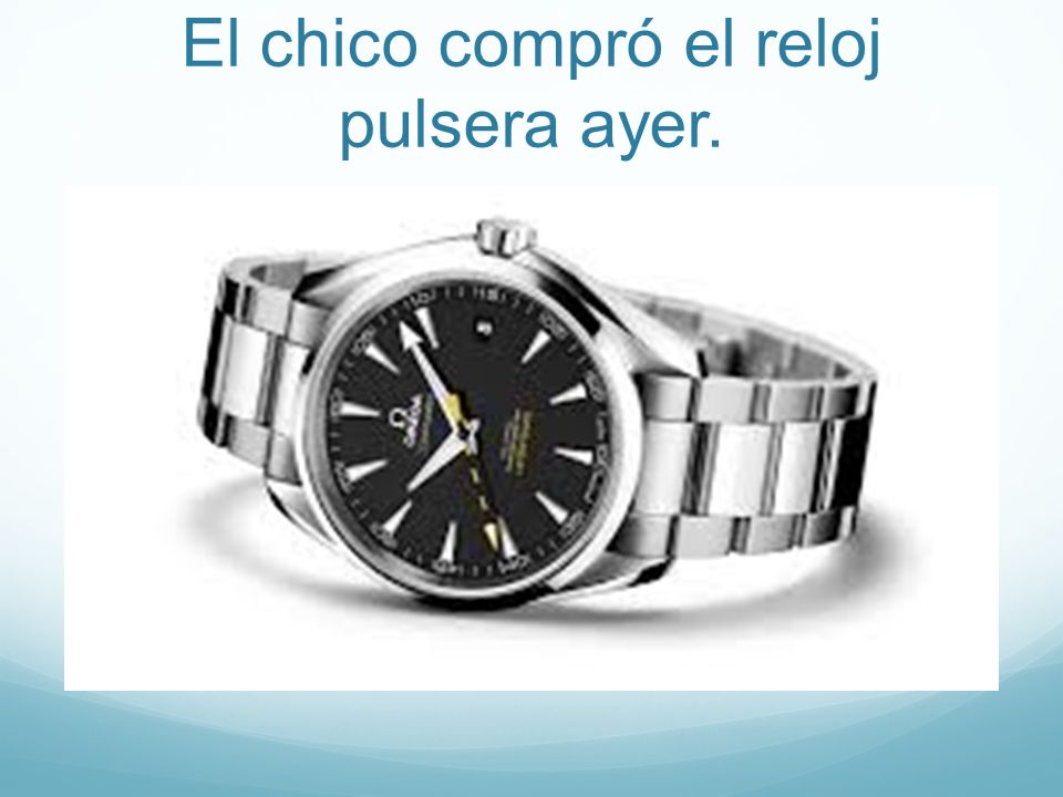 El chico compró el reloj pulsera ayer.