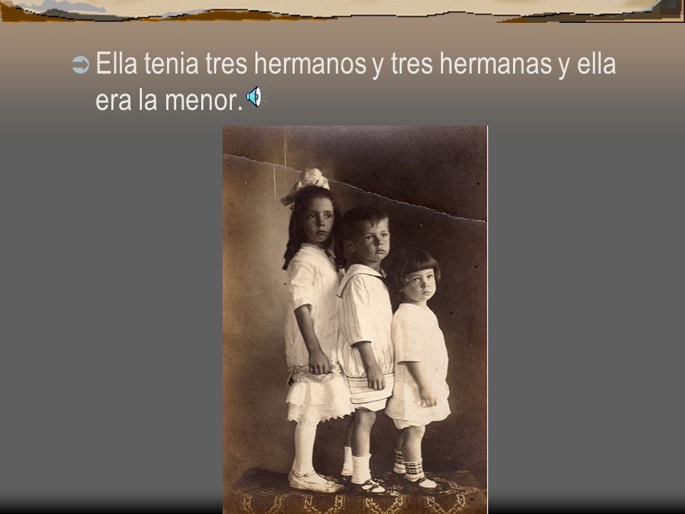 Ella tenia tres hermanos y tres hermanas y ella era la menor.