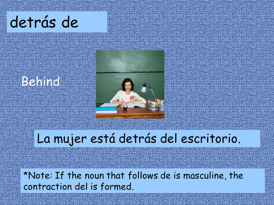 detrás de Behind La mujer está detrás del escritorio.