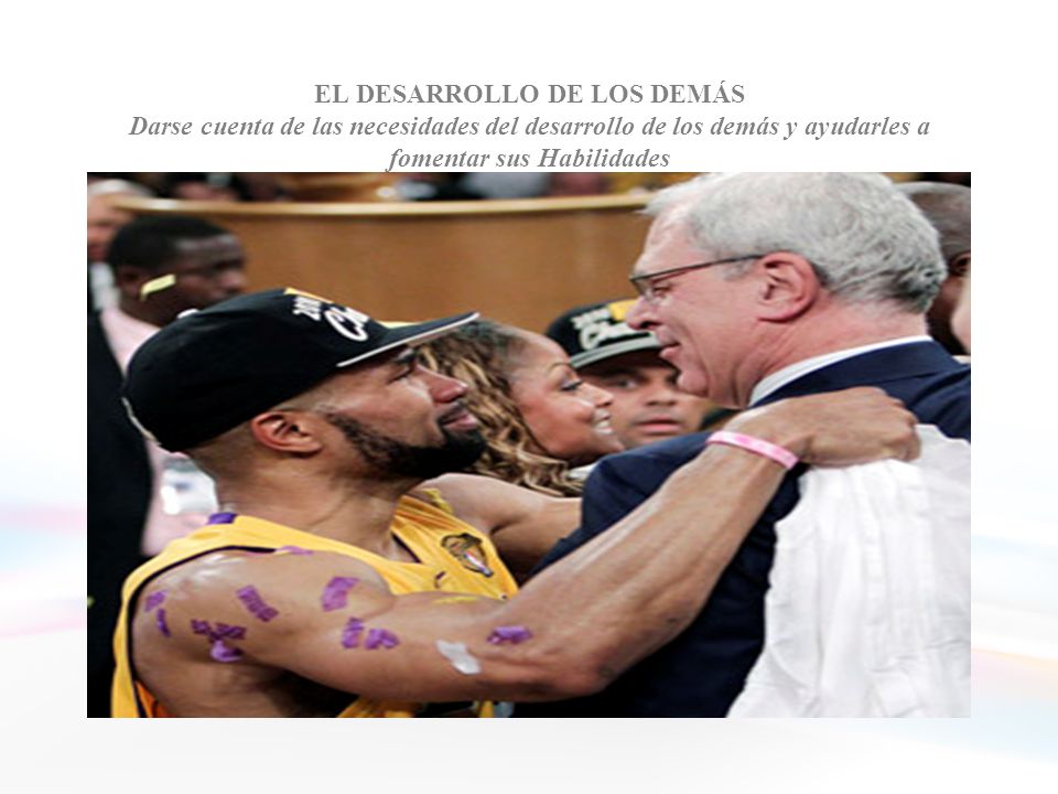 EL DESARROLLO DE LOS DEMÁS Darse cuenta de las necesidades del desarrollo de los demás y ayudarles a fomentar sus Habilidades Las personas dotadas de esta competencia