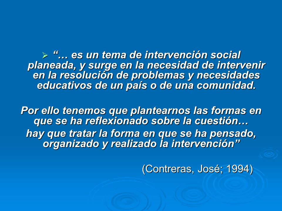 … es un tema de intervención social planeada, y surge en la necesidad de intervenir en la resolución de problemas y necesidades educativos de un país o de una comunidad.