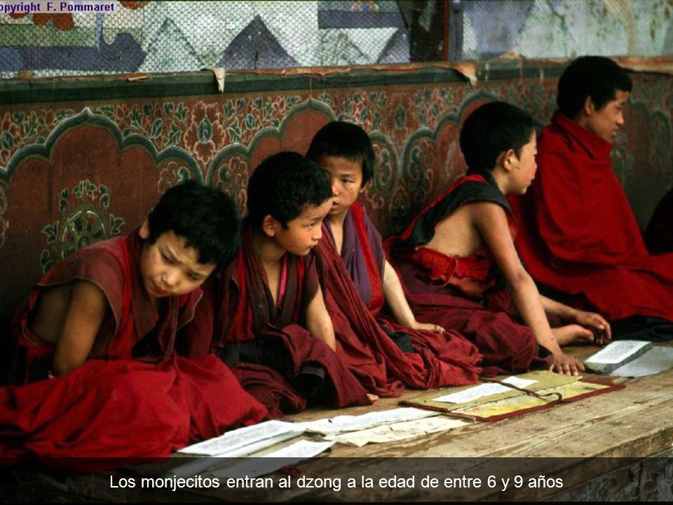 Los monjecitos entran al dzong a la edad de entre 6 y 9 años