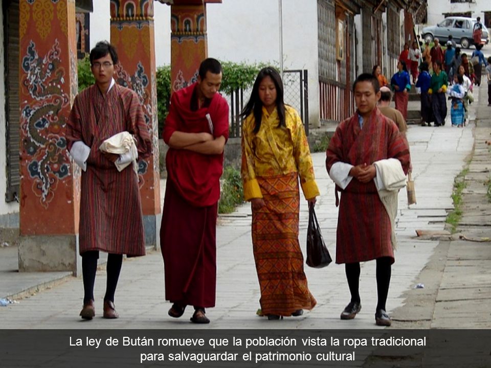La ley de Bután romueve que la población vista la ropa tradicional para salvaguardar el patrimonio cultural